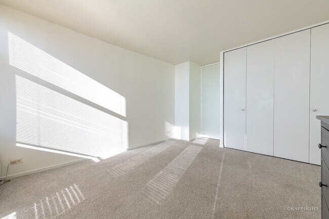 Building Photo - 6700 S South Shore Dr