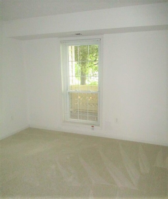 Building Photo - Private And Spacious, Ground Level, 2 Bedr...