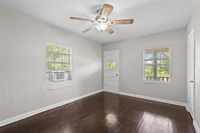 Building Photo - 818 3rd St N