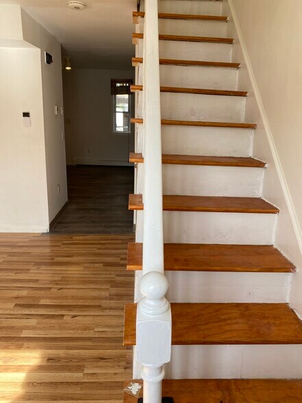 1st floor entry room - 36 Cork St