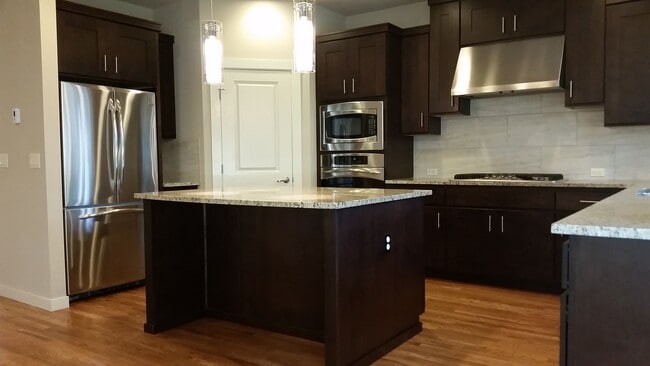 Building Photo - Amazing 4 beds, 2 dens, 2.75 baths in Kirkland.  Minutes to Microsoft/Costco