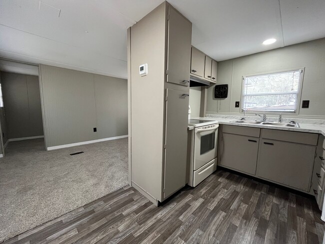 Building Photo - 2/1 Super Cute Newly Remodeled