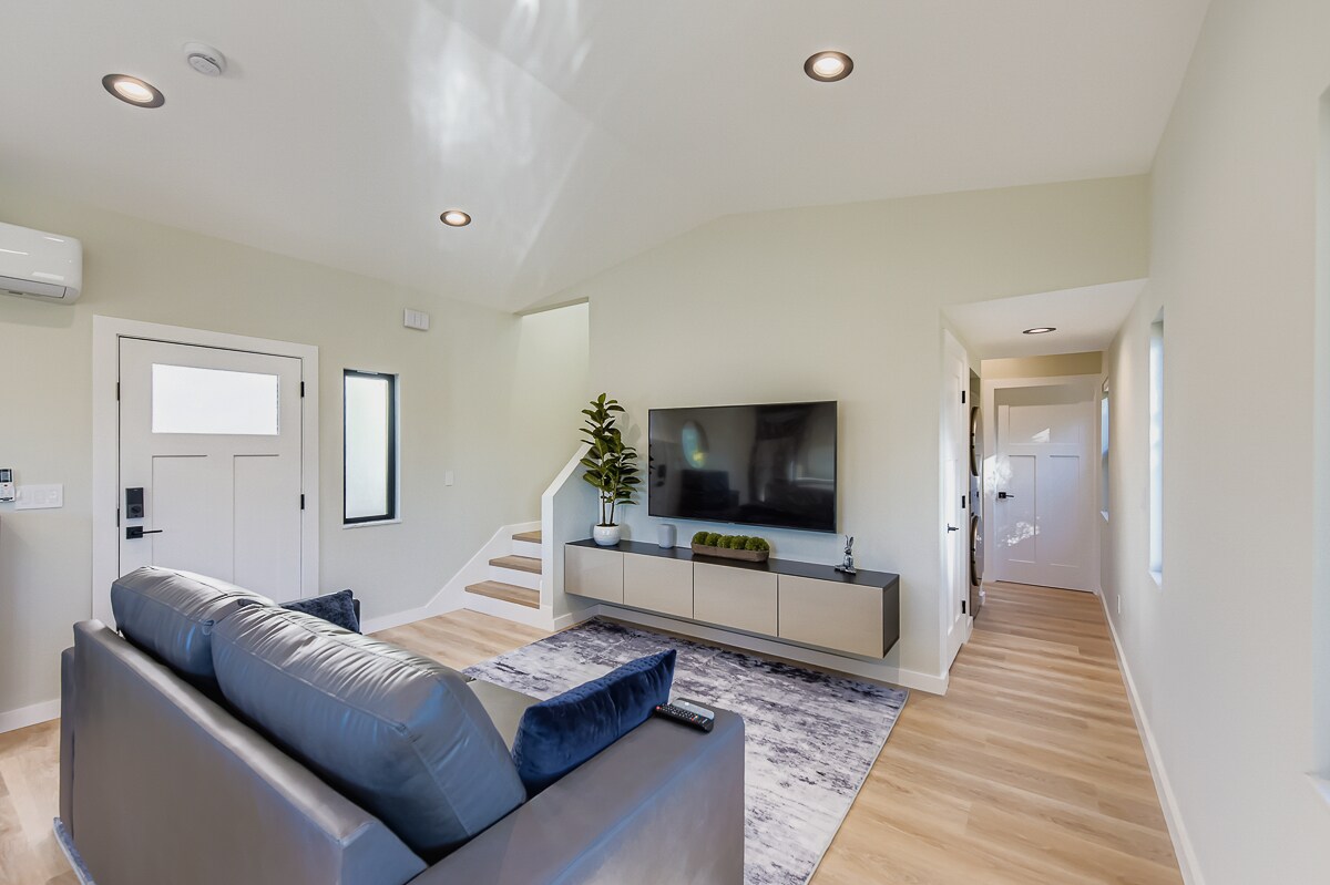 Building Photo - 1654 York Dr