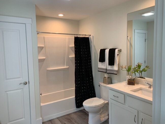 Building Photo - Beautiful 3BR/2.5 Bath Townouse with 2 Car...