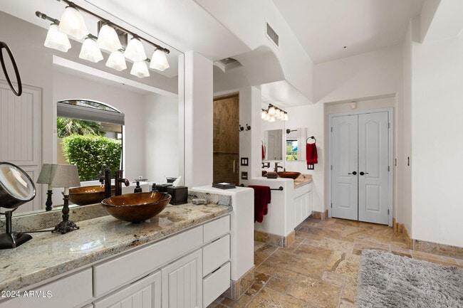 Building Photo - 7705 E Doubletree Ranch Rd