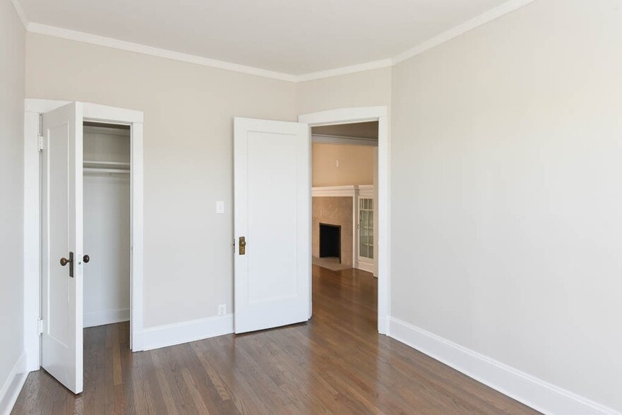 Building Photo - 2418 N Sawyer Ave