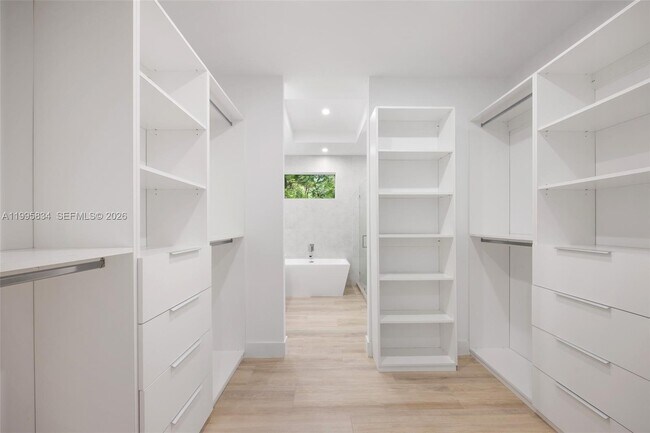 Building Photo - 3164 Plaza St