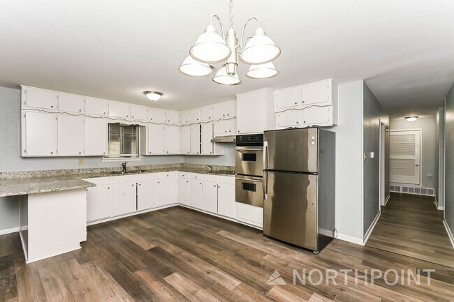 Building Photo - 3 BR/2BA | Updated Single Family Home | 2-Car Garage Parking | Large Front Porch!