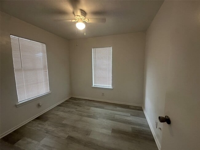 Building Photo - 515 Margil St