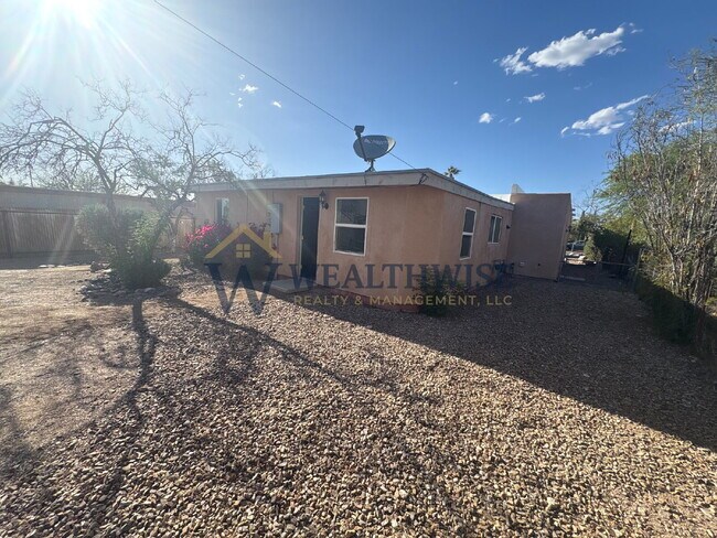 Building Photo - Freshly Remodeled 4 Bedroom 2 Bath Home for Rent 216 E Waverly St, Tucson, AZ 85705 $2400/ Month