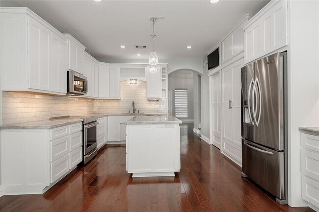 Building Photo - 2 E Pipers Green St