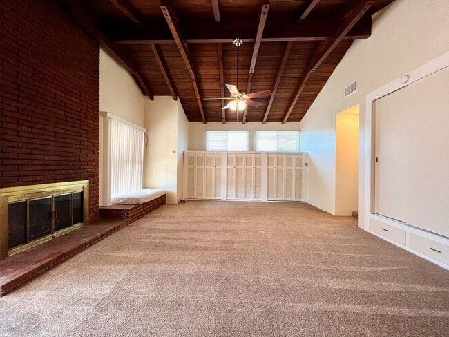 Building Photo - Large 3 Bedroom 2 Bath Home