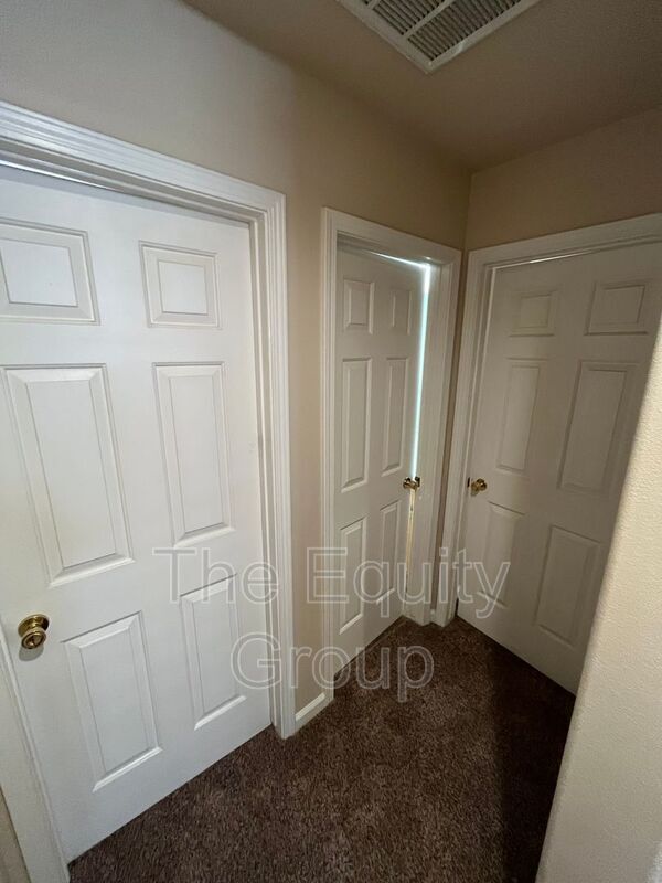 Building Photo - 1422 E Mesa Ct