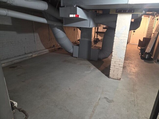 Building Photo - 5BR/1.5BA Row Home with Backyard and Laund...