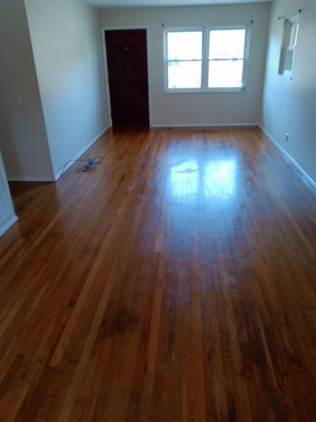 Building Photo - 3 Bedroom / 1 Bath Brick Ranch Home  Johnson City, TN