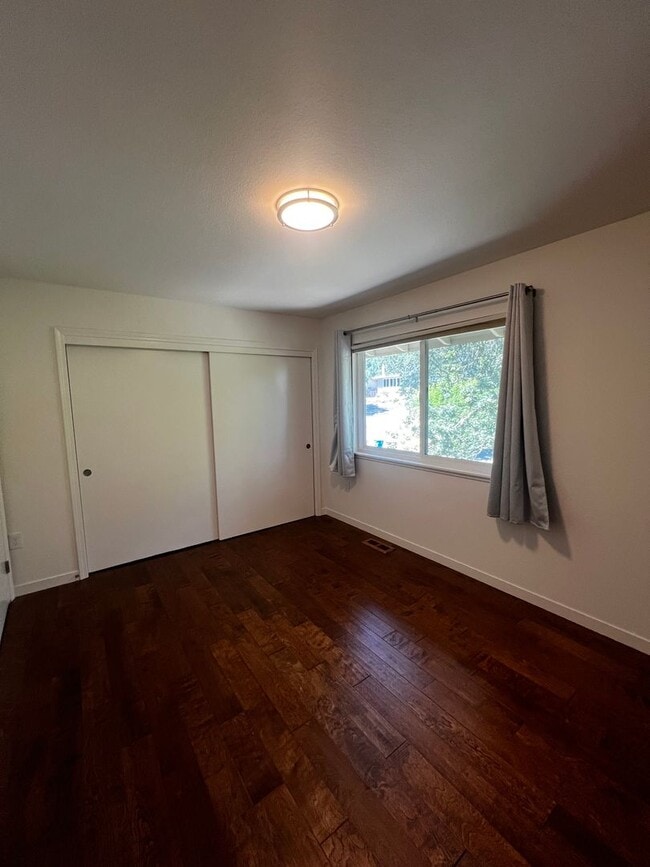 Building Photo - Updated 3 bedroom 2 bathroom Single Family...