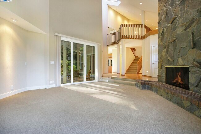 Building Photo - 3 Blackhawk Club Ct
