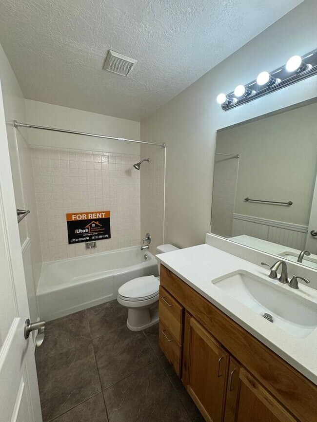 Building Photo - 3 bdrm 1 bath Home. Move in Ready!
