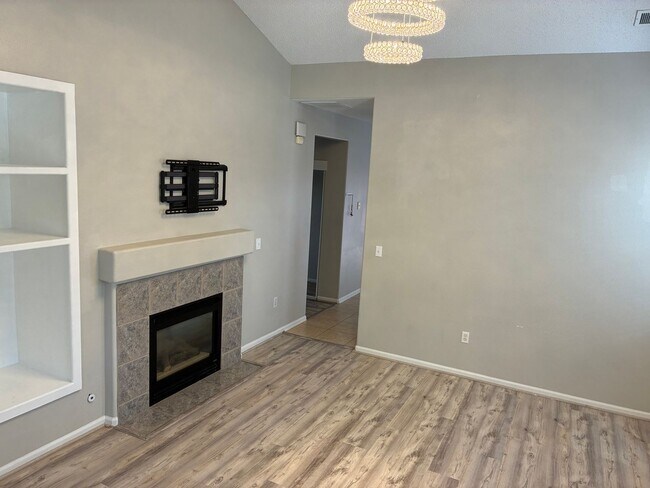 Building Photo - 3 Bedroom 2 Bathroom Ranch Style Home!