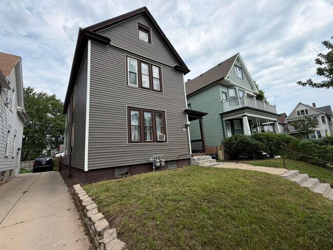 Building Photo - 2404 W Lapham St