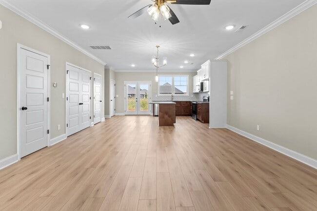 Building Photo - 243 Susan Lynn Dr