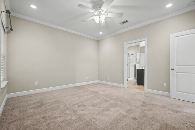 Building Photo - 490 Soundview Ct