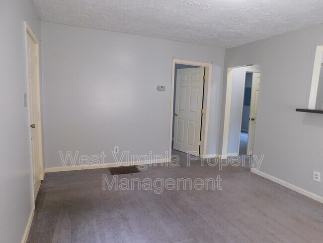 Building Photo - 124 1/2 Maple St