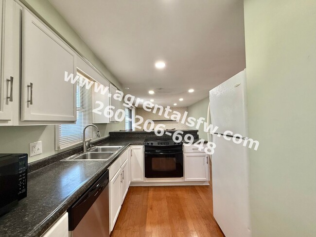 Building Photo - 3 Bedroom House