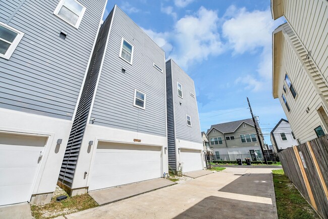 Building Photo - 2116 Naomi St