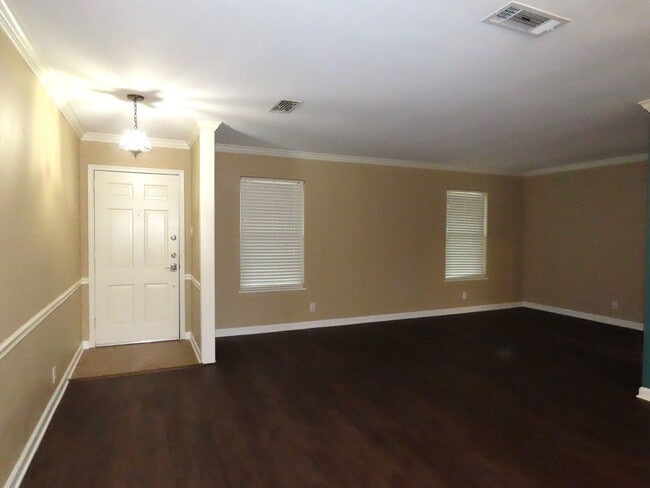 Building Photo - South Tyler! Lovely 3 Bedroom, 2 Bath House w/Garage