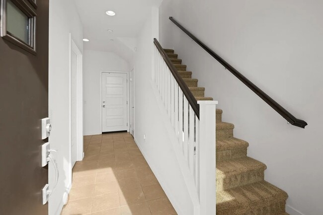 Building Photo - 370 Broadway Dr