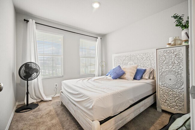 Building Photo - 5706 Elm Valley Dr