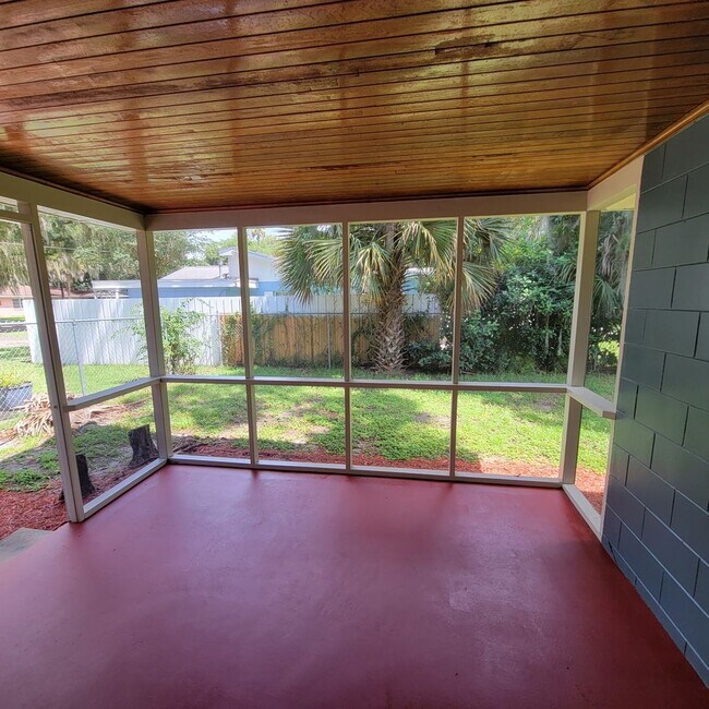 Building Photo - 3 bed, 2 bath 2 car carport
