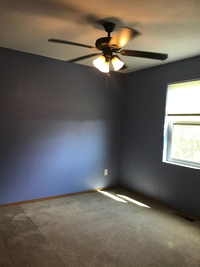 Building Photo - 3 Bedroom / 2 Bathroom Townhouse – Pet Fri...