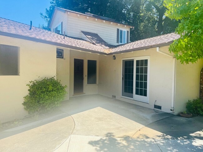 Building Photo - Unique 3 Bed + 2 Bath Los Altos Home - Spa...