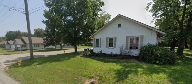 Building Photo - 901 W 7th St