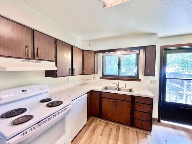 Building Photo - 2 Bedroom/2 Bath Spacious Brick Ranch Styl...