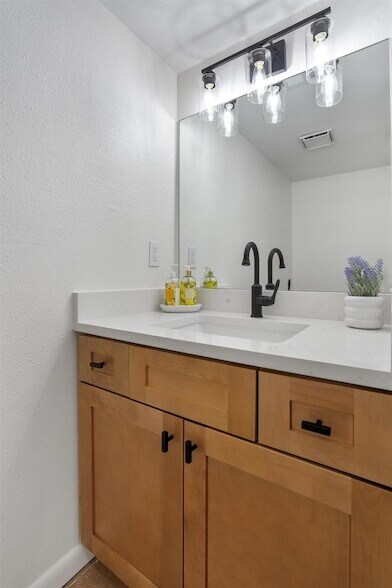 Building Photo - 6909 Woodhue Dr