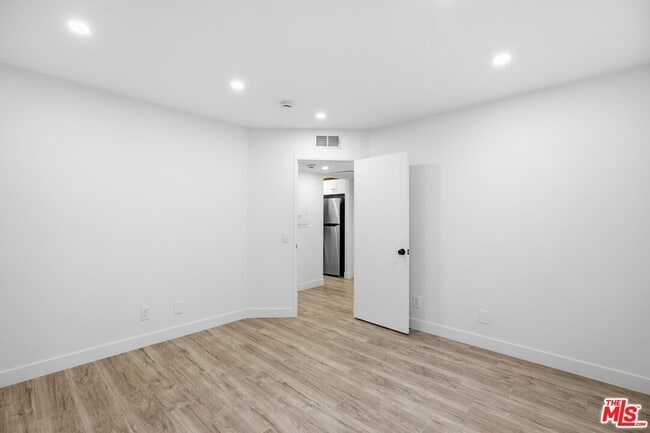 Building Photo - 13025 Moorpark St