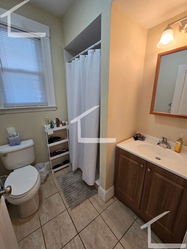 Building Photo - 60 Atkins St