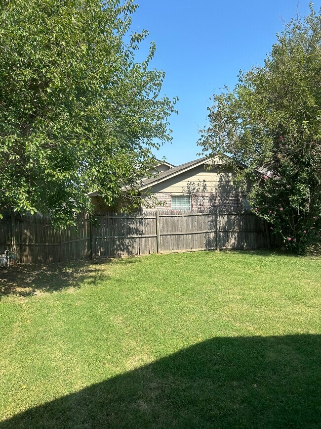 Building Photo - 2605 Briarcliff Dr