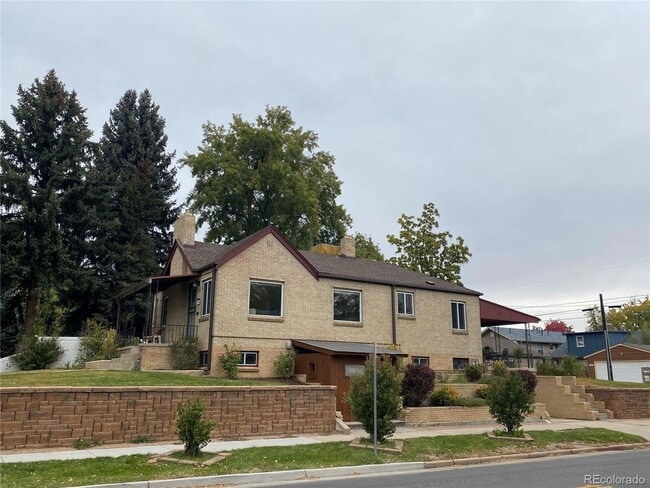 Building Photo - West Highlands - Amazing 32nd Ave, 2 Bed, 1 Bath Unit in Duplex- Shared Yard/Common Space