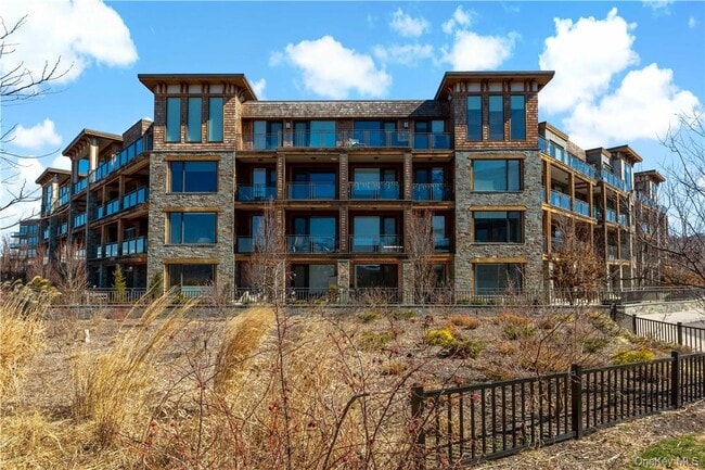 Building Photo - 45-45 Hudson View Way