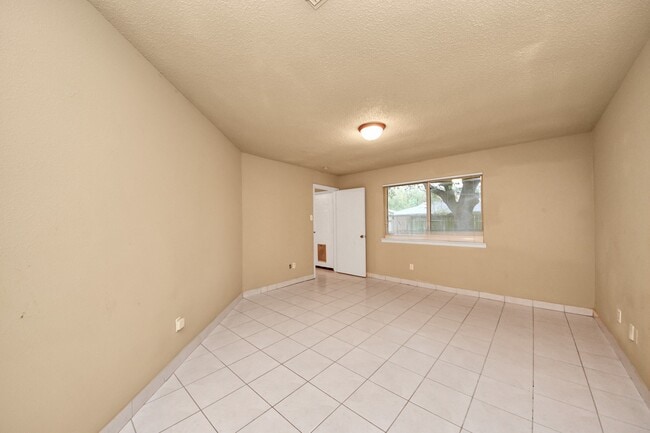 Building Photo - 10711 Forest Leaf Dr