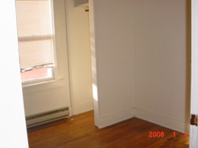 Building Photo - West Pleasant St - 004