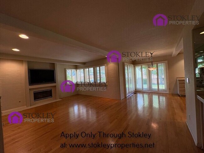 Building Photo - 270 Live Oak Dr