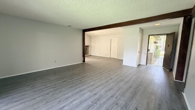 Building Photo - 1705 Catalpa Ave