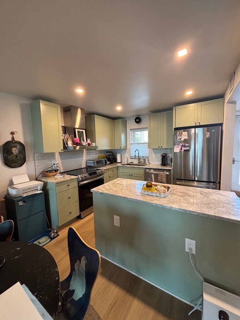 Full kitchen, brand new appliances - 7665 Sun Island Dr S