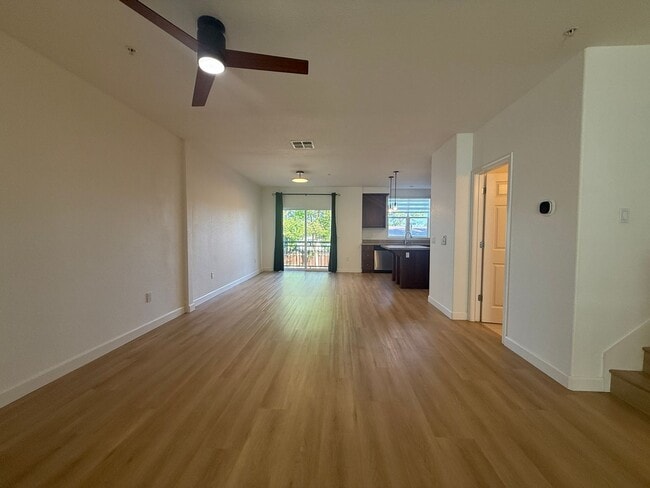 Building Photo - Beautiful and Modern 3 Bedroom 2.5 Bath Townhome in Montecito Vista Area