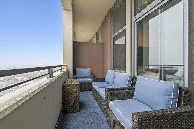 Building Photo - 900 N Kingsbury St